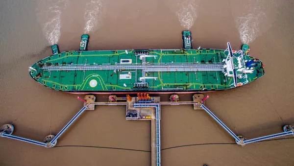 Un petrolero descarga crudo en una terminal en Zhoushan (China)