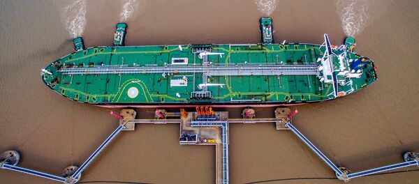 Un petrolero descarga crudo en una terminal en Zhoushan (China) - Sputnik Mundo