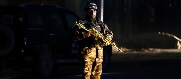 Un miembro de la fuerza de seguridad afgana vigila el lugar de un ataque en Kabul, Afganistán - Sputnik Mundo