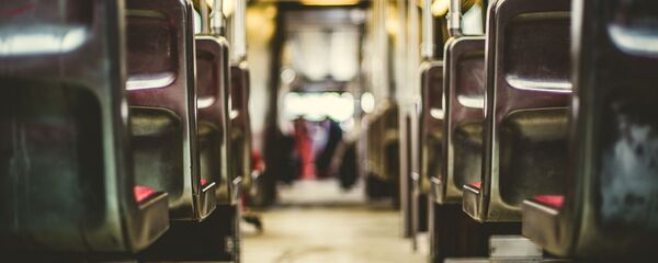 Dentro de un autobús (imagen referencial) - Sputnik Mundo
