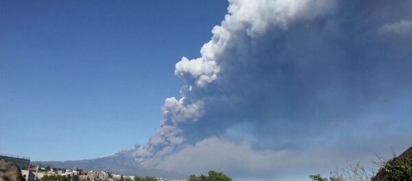 Nueva erupción del Monte Etna en Sicilia - Sputnik Mundo