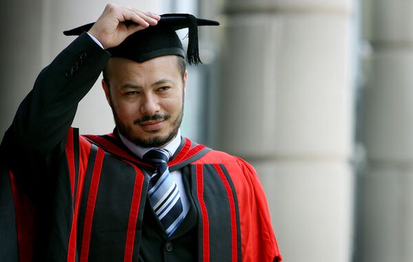 El hijo mayor Muhamad Gadafi posa ante los fotógrafos tras graduarse de la Universidad de Liverpool. - Sputnik Mundo