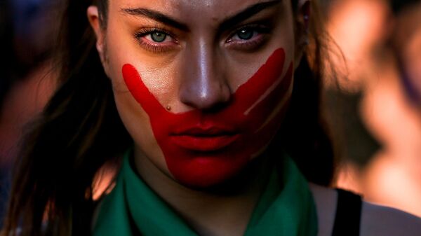 En vísperas del Día Internacional Contra la Violencia de Género, el 22 de noviembre, las mujeres chilenas salieron a las calles de Santiago en una marcha para condenar el sexismo que aún existe en la sociedad. - Sputnik Mundo