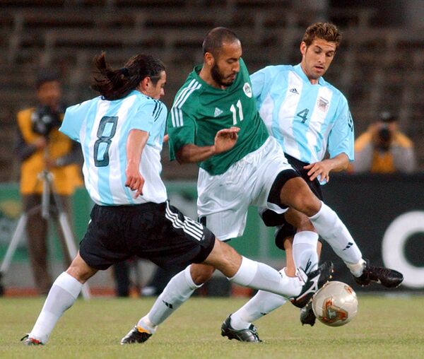 Saadi Gadafi lucha por la pelota durante un partido de fútbol disputado con el equipo de Argentina.  - Sputnik Mundo