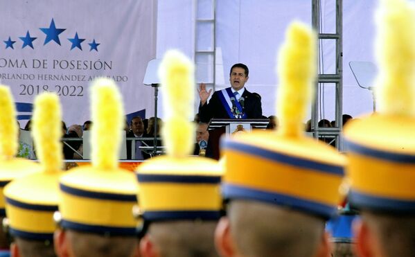 El 27 de enero en Honduras tuvo lugar la toma de posesión de Juan Orlando Hernández, primer presidente reelecto en la historia democrática del país. La investidura se hizo posible después de los cambios realizados durante su Gobierno a la Constitución para legalizar la reelección presidencial, lo que provocó el rechazo de gran parte de la población del país. - Sputnik Mundo