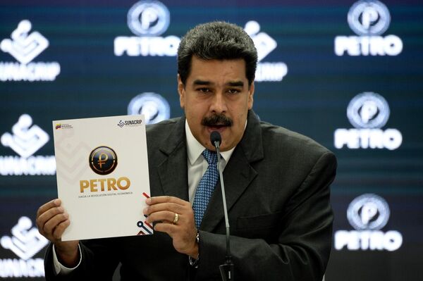 Venezuela se convirtió en el primer país en emitir una criptomoneda propia el 20 de febrero. Bautizada como 'petro', la nueva divisa tiene como principal objetivo estabilizar el sistema monetario del país que sufre las graves consecuencias de las sanciones estadounidenses. - Sputnik Mundo