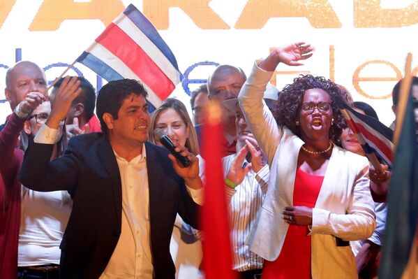 Tras las elecciones presidenciales del 1 de abril en Costa Rica, el candidato por el Partido Acción Ciudadana, Carlos Alvarado Quesada, de 38 años, se convirtió en el presidente más joven desde la fundación de la Segunda República. Su compañera de carrera, Epsy Campbell Bar, se convirtió en la primera mujer afrodescendiente que accede al cargo de vicepresidenta en América Latina. - Sputnik Mundo