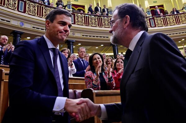 El 1 de junio el Congreso de los Diputados de España aprobó una moción de censura a Mariano Rajoy, motivada por una serie de escándalos de corrupción relacionados con el Partido Popular (PP). El líder del Partido Socialista Obrero Español (PSOE), Pedro Sánchez, fue electo como nuevo presidente de Gobierno. - Sputnik Mundo