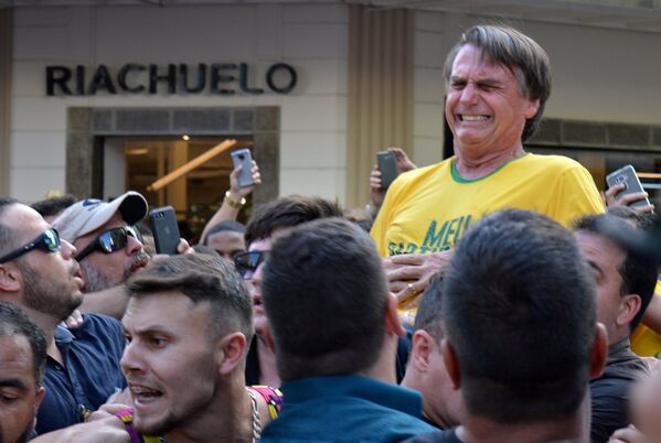 El candidato a la presidencia de Brasil, Jair Bolsonaro, fue apuñalado durante un acto de campaña en Minas Gerais el 6 de septiembre por un sujeto que fue detenido rápidamente por la multitud que lo rodeaba. La grave herida y hospitalización de Bolsonaro no le impidió vencer en las elecciones. El candidato tomará posesión el 1 de enero de 2019. - Sputnik Mundo