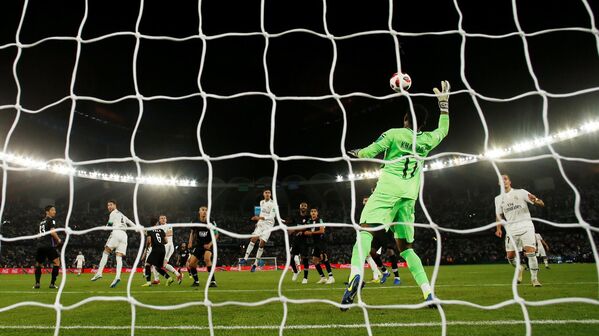 El equipo español Real Madrid hizo historia el 22 de diciembre al imponerse 4 a 1 ante el club Al Ain en Abu Dabi y ser el primer equipo en proclamarse campeón del Mundial de Clubes en tres años consecutivos. - Sputnik Mundo