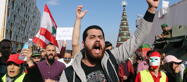 Un hombre participa en una protesta por la economía y la política del Líbano en Beirut - Sputnik Mundo