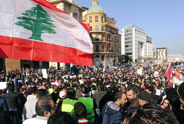 La gente participa en una protesta por la economía y la política del Líbano en Beirut - Sputnik Mundo