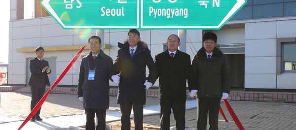 La ceremonia de apertura de la conección ferroviaria entre las dos Coreas - Sputnik Mundo