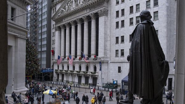 La gente al lado del cerrado Federal Hall National Memorial en Nueva York - Sputnik Mundo