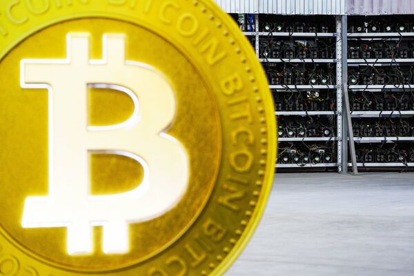 Nuevos aires para el bitcóin: la criptomoneda supera los 9.000 dólares - Sputnik Mundo