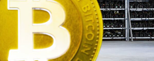 La maqueta de un bitcoin - Sputnik Mundo