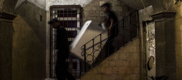 Cargadores desalojan un departamento en el edificio de Zapata #68 Cargadores desalojan un departamento en el edificio de Zapata #68 - Sputnik Mundo