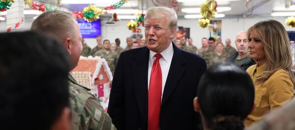 El presidente de EEUU, Donald Trump, y primera dama, Melania Trump, visitan una base militar en Irak - Sputnik Mundo