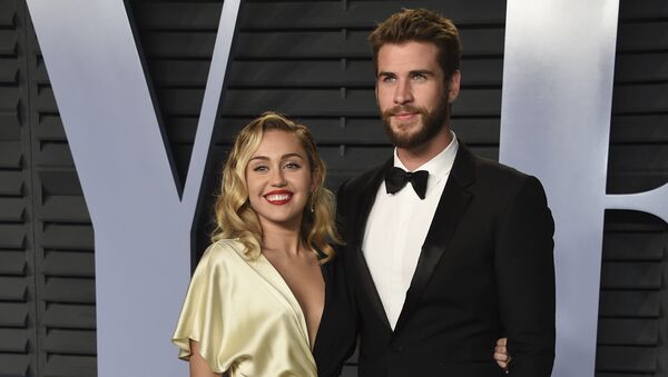 Miley Cyrus, cantante, y su pareja, el actor Liam Hemsworth - Sputnik Mundo