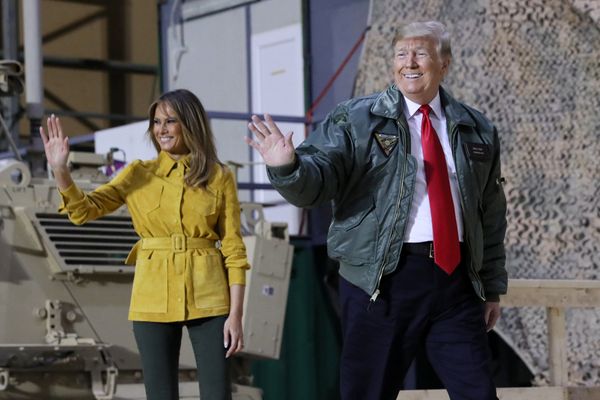 Donald Trump visita una base estadounidense en Irak - Sputnik Mundo
