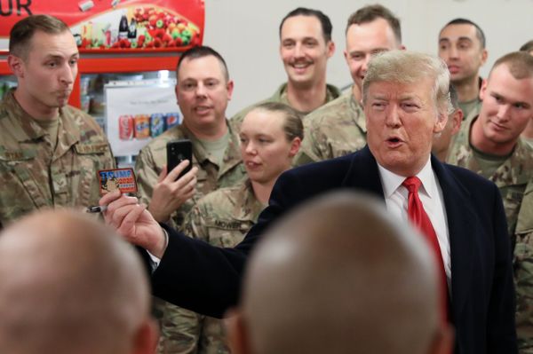 Donald Trump visita una base estadounidense en Irak - Sputnik Mundo