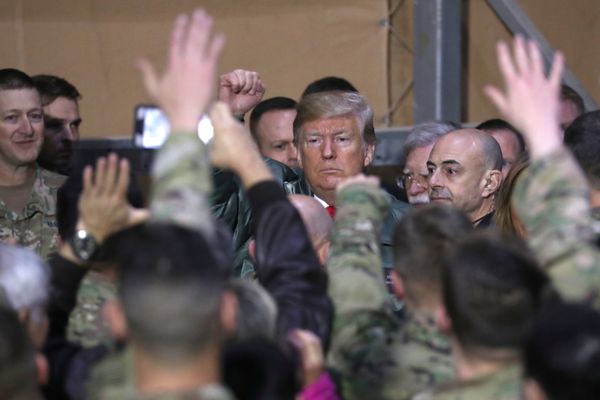 Donald Trump visita una base estadounidense en Irak - Sputnik Mundo