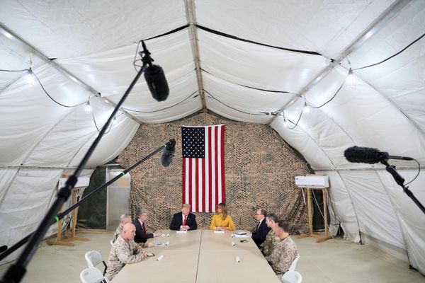 Donald Trump visita una base estadounidense en Irak - Sputnik Mundo