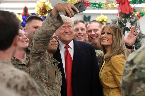 Donald Trump visita una base estadounidense en Irak - Sputnik Mundo