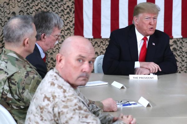 Donald Trump visita una base estadounidense en Irak - Sputnik Mundo