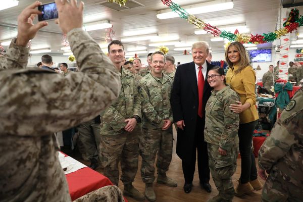 Donald Trump visita una base estadounidense en Irak - Sputnik Mundo
