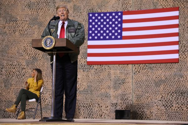 Donald Trump visita una base estadounidense en Irak - Sputnik Mundo