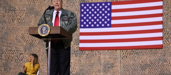 U.S. President Donald Trump delivers remarks to U.S. troops in an unannounced visit to Al Asad Air Base - Sputnik Mundo