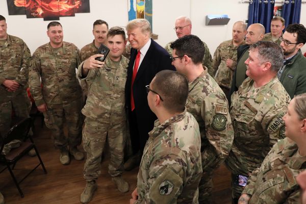 Donald Trump visita una base estadounidense en Irak - Sputnik Mundo