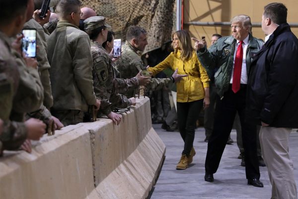 Donald Trump visita una base estadounidense en Irak - Sputnik Mundo