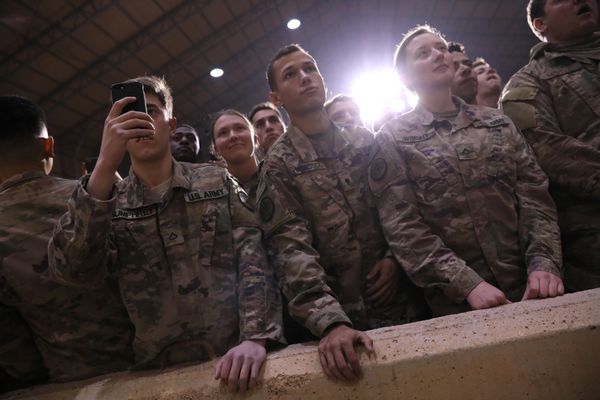 Donald Trump visita una base estadounidense en Irak - Sputnik Mundo