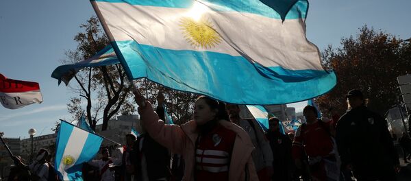 Un hincha con la bandera de Argentina - Sputnik Mundo