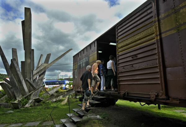 Turistas en Santa Clara visitan el tren blindado descarrilado en 1958  - Sputnik Mundo