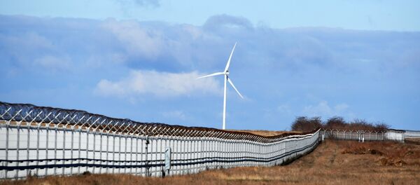 La valla instalada en la frontera entre Crimea y Ucrania - Sputnik Mundo