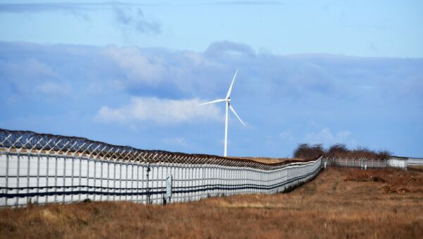 La valla instalada en la frontera entre Crimea y Ucrania - Sputnik Mundo