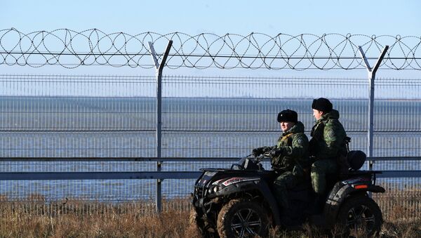 La valla instalada en la frontera entre Crimea y Ucrania - Sputnik Mundo