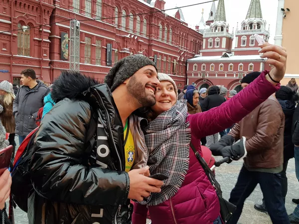 Una joven rusa se hace una selfi con Tomer Savoia en la Plaza Roja el 27 de diciembre de 2018 Una joven rusa se hace una selfi con Tomer Savoia en la Plaza Roja el 27 de diciembre de 2018 - Sputnik Mundo