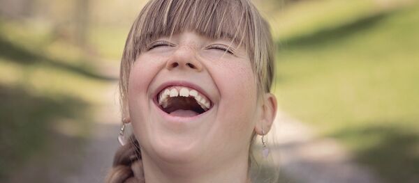 Una niña se ríe - Sputnik Mundo