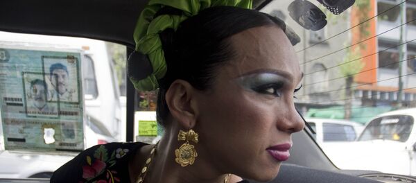 Ivonne, una muxe, viaja en taxi a una fiesta en Ciudad de México - Sputnik Mundo