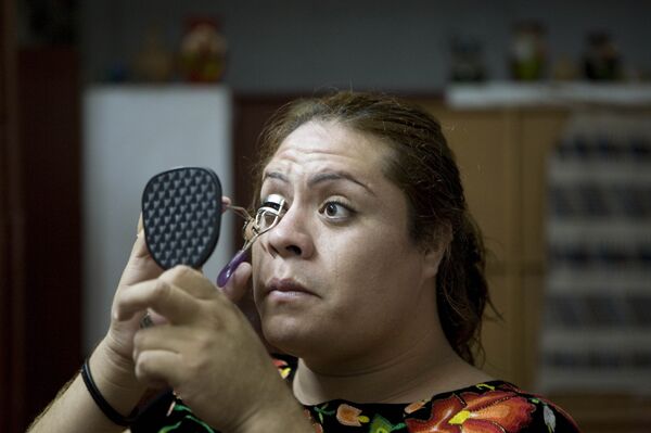 Una muxe se prepara para el Festival anual de Muxe en Juchitán, México - Sputnik Mundo