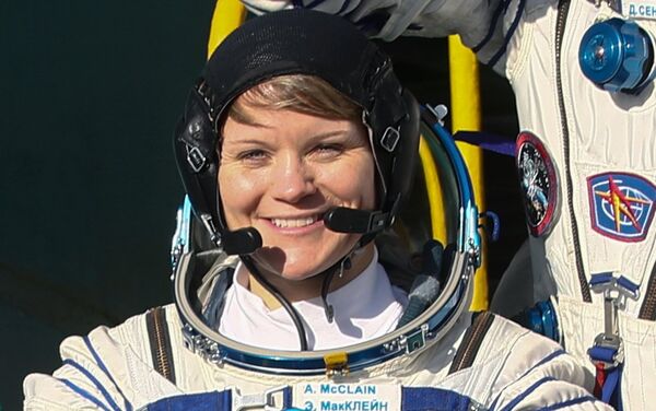 Una astronauta podría haber cometido el primer delito en el espacio - Sputnik Mundo