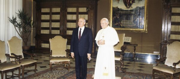 El líder soviético, Mijaíl Gorbachov, y el papa Juan Pablo II (archivo) - Sputnik Mundo