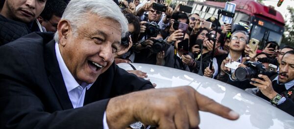 El presidente Andrés Manuel López Obrador ríe antes de entrar a su auto, en Ciudad de México - Sputnik Mundo