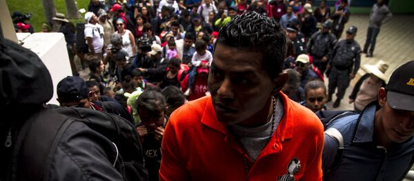 Un migrante espera turno en México para su refugio en EEUU, en Tijuana, Baja California Un migrante espera turno en México para su refugio en EEUU, en Tijuana, Baja California - Sputnik Mundo