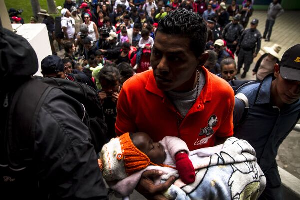 Un migrante espera turno en México para su refugio en EEUU, en Tijuana, Baja California Un migrante espera turno en México para su refugio en EEUU, en Tijuana, Baja California - Sputnik Mundo