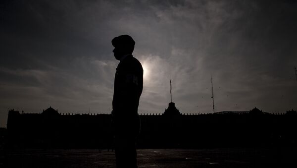 Un elemento de las Fuerzas Armadas frente al Palacio Nacional, en Ciudad de México. El uso del Ejército para tareas de policía recibió críticas de las diferentes organizaciones de derechos humanos. - Sputnik Mundo